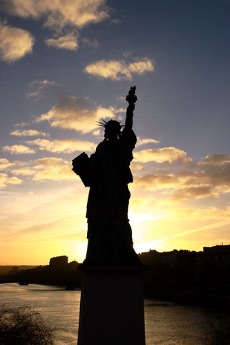 coucher de soleil sur la statue de la Liberté